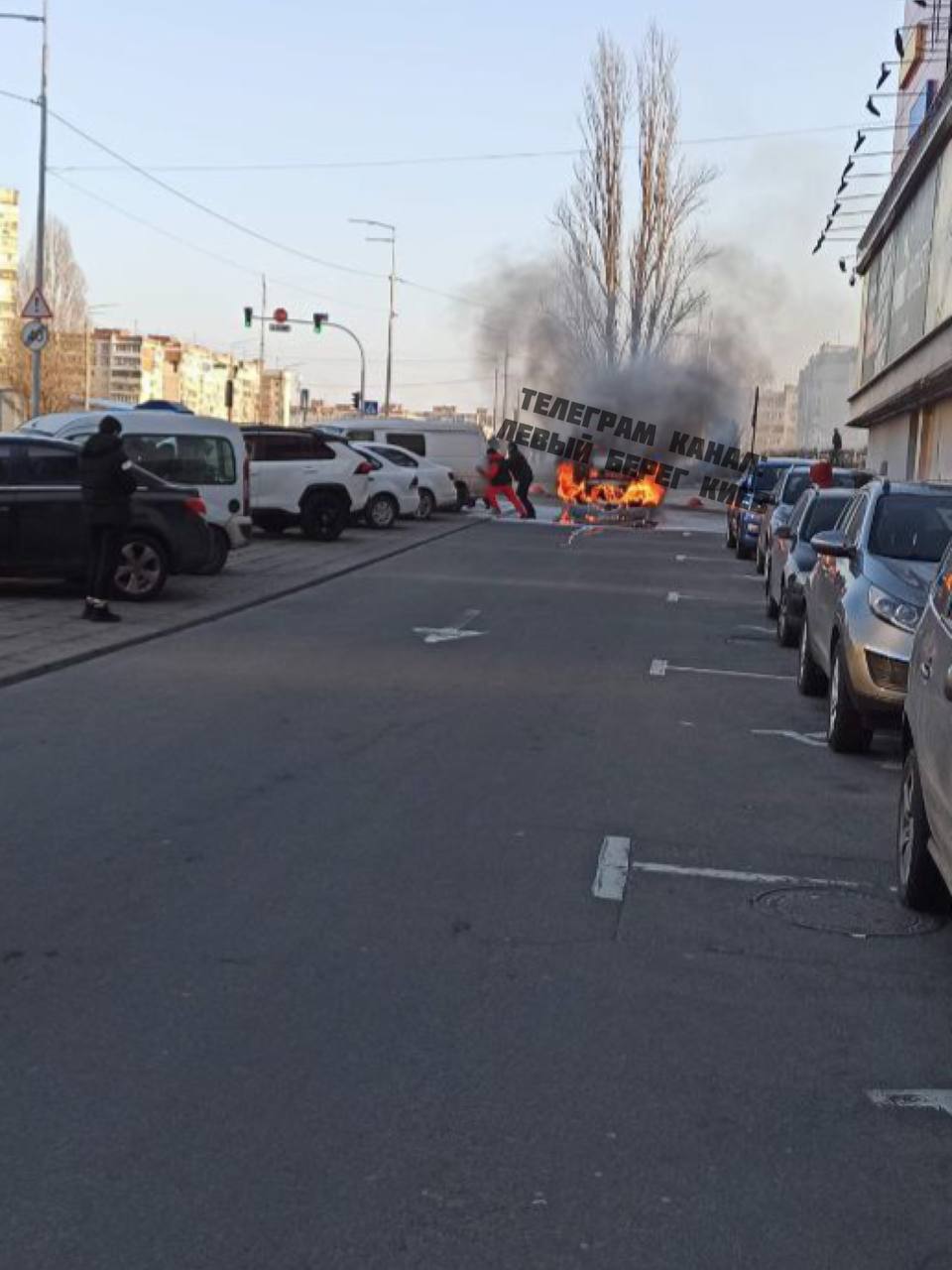 На столичной Троещине вспыхнул пожар: горел автомобиль