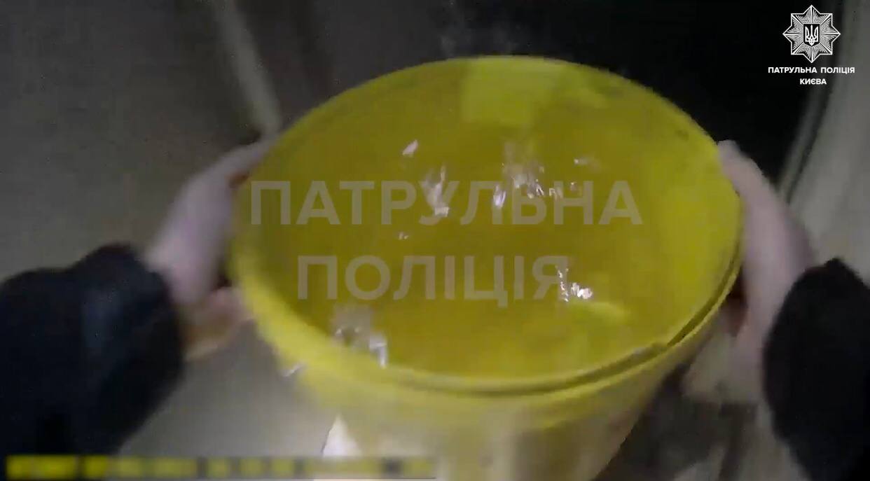 Гасили вогонь своїми силами: у Києві поліцейські врятували трьох дітей з пожежі