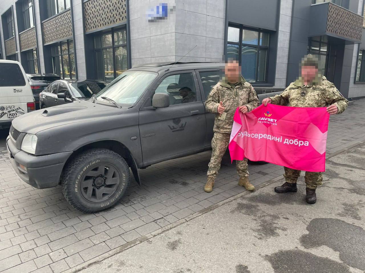 Favbet Foundation передал ВСУ на передовую еще два внедорожника