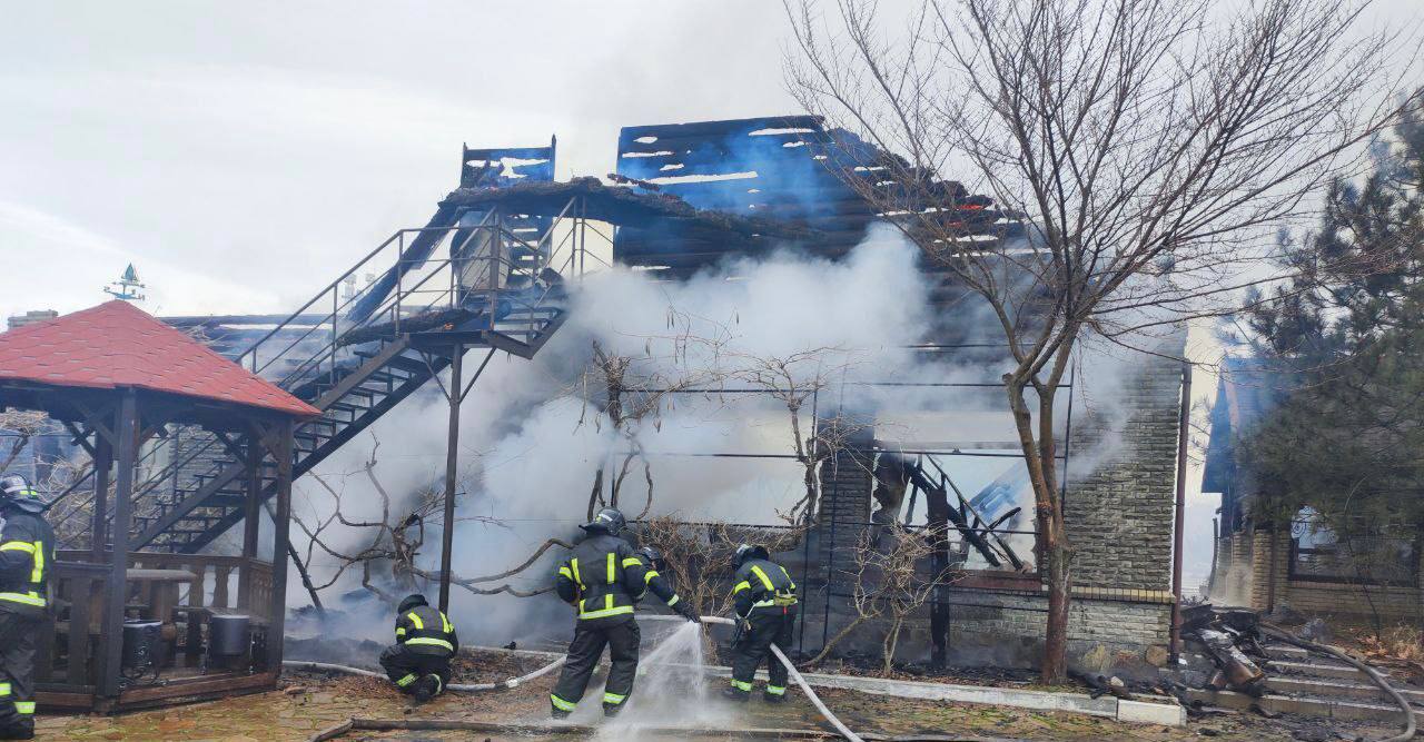В Бердянске произошел пожар на базе отдыха. Там оккупанты обустроили госпиталь