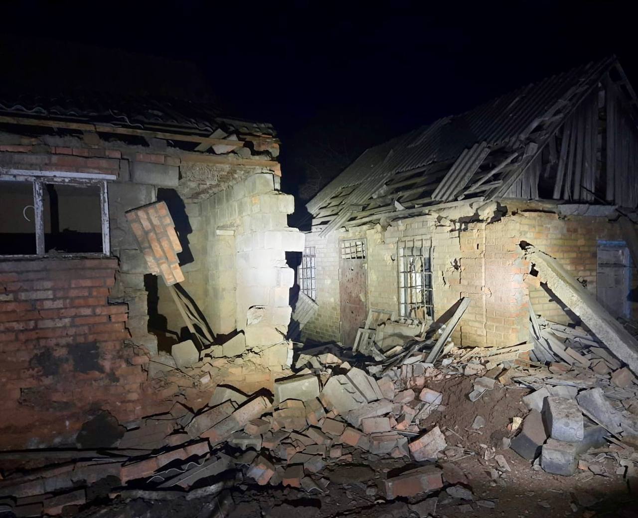 Війська РФ вночі обстріляли Дніпропетровську область: пошкодили будинки, ЛЕП та газопровід