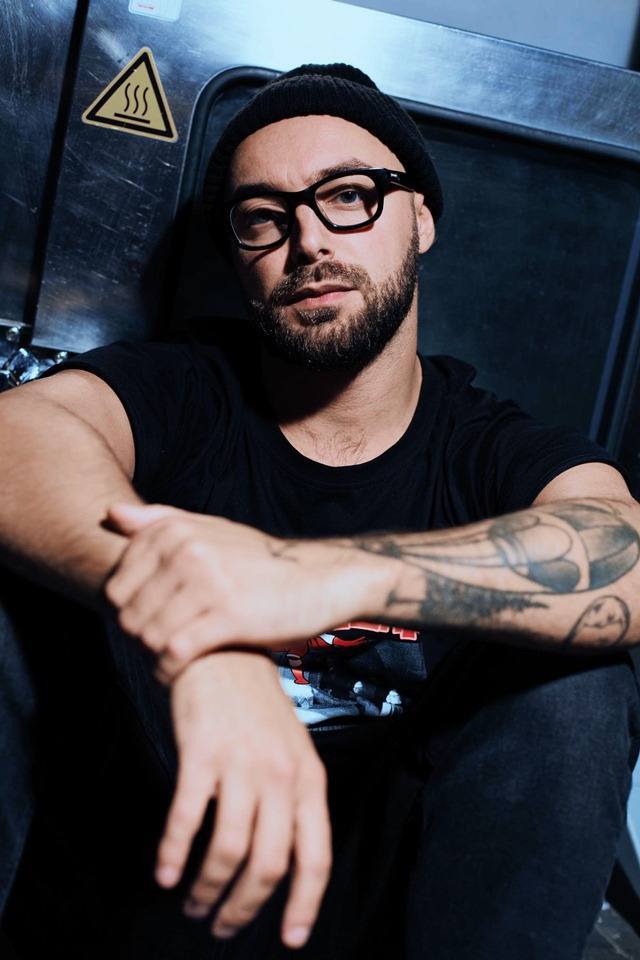 Яма, Щегель, а теперь и Ханумак: 5 скандальных артистов, которые выехали из Украины на фоне войны