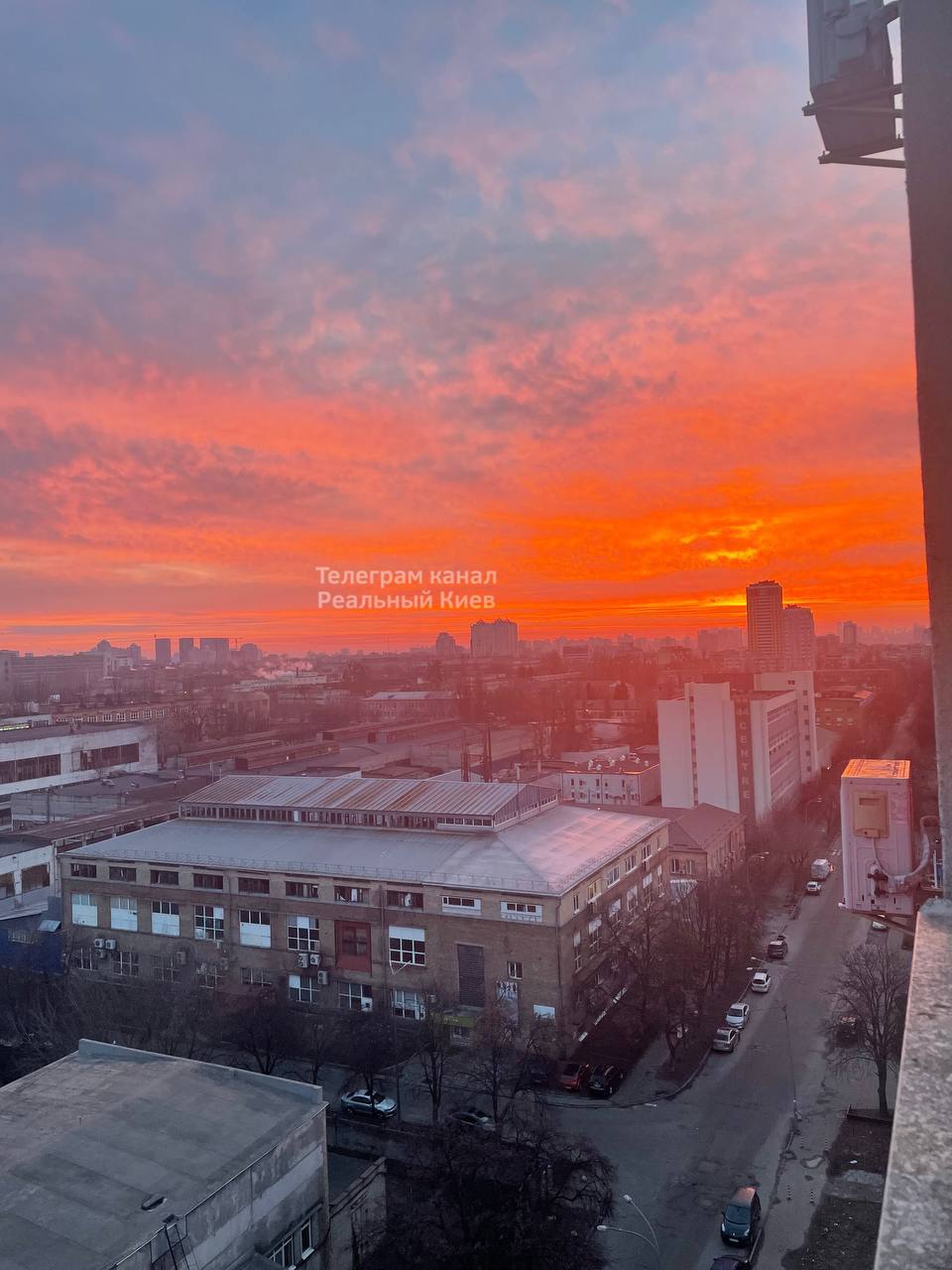 Над Киевом "горело" небо: невероятные фото огненного восхода солнца