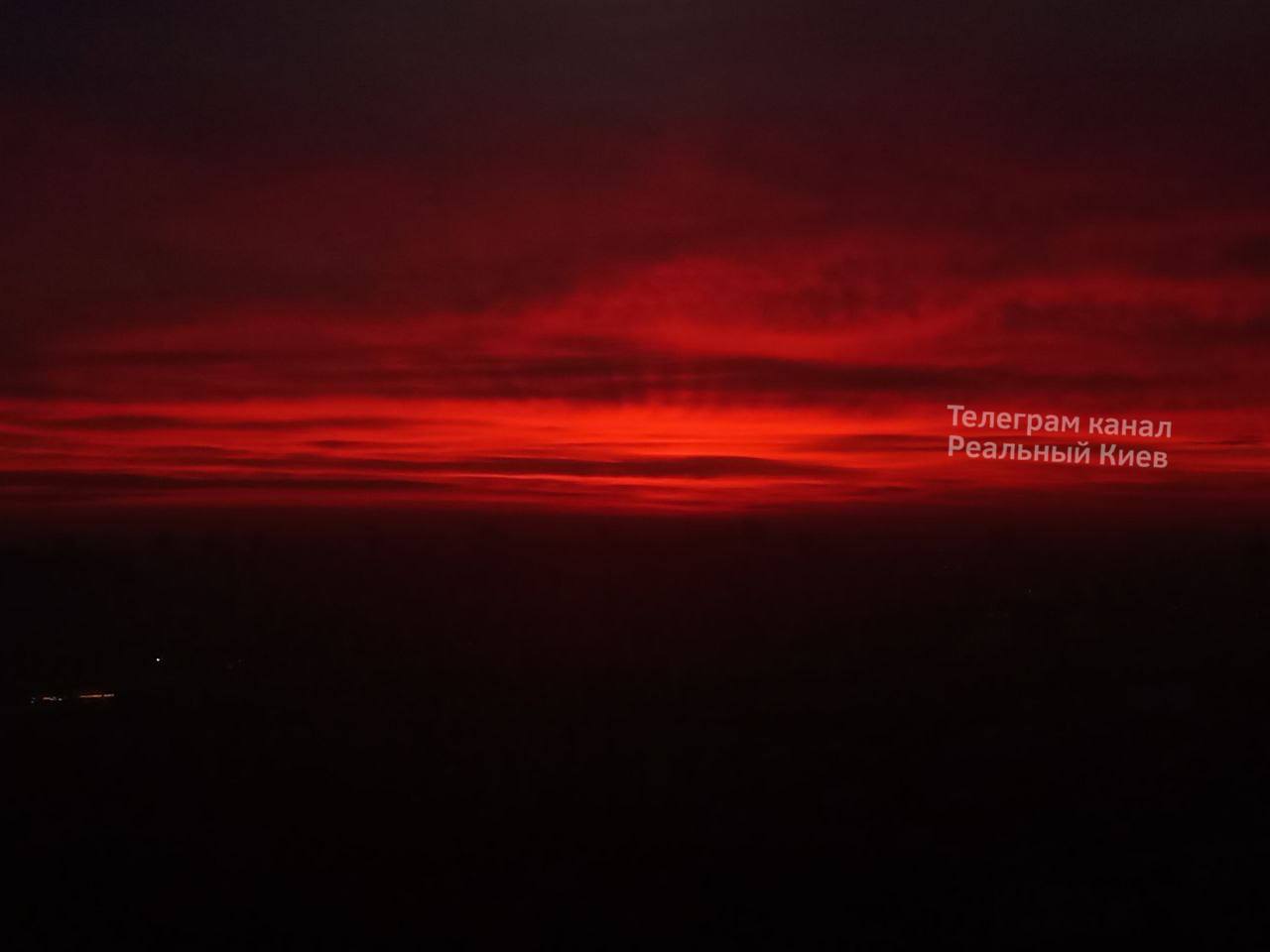 Над Киевом "горело" небо: невероятные фото огненного восхода солнца