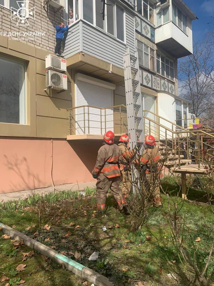 Под Одессой спасли маленького мальчика, который очутился на кондиционере за балконом (фото)