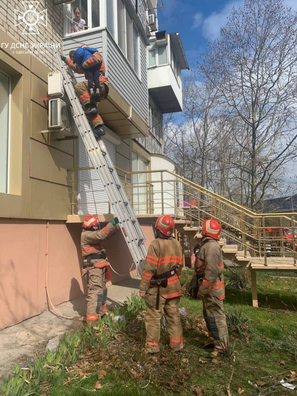 Под Одессой спасли маленького мальчика, который очутился на кондиционере за балконом (фото)