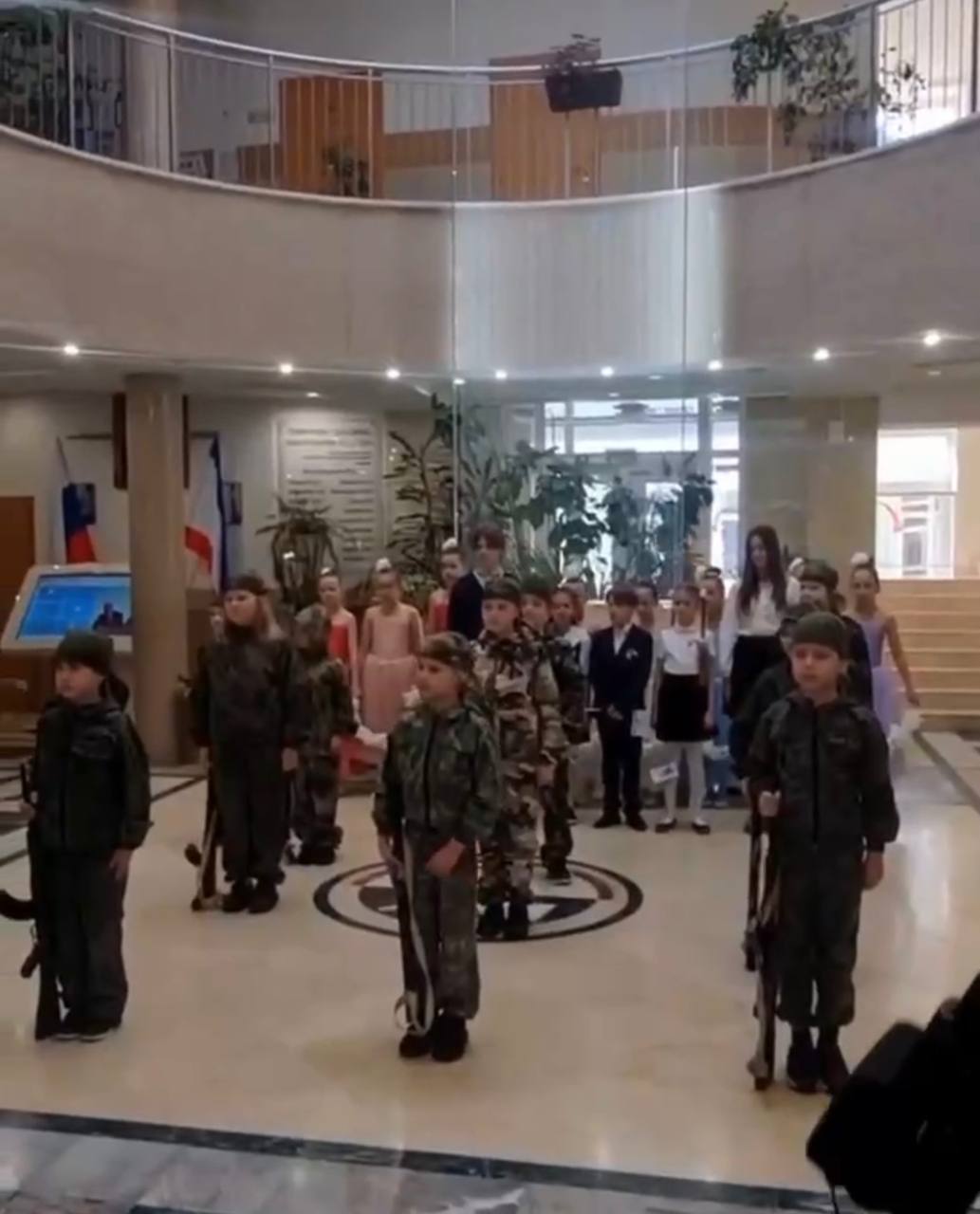 В Криму учнів молодших класів уже вчать користуватися зброєю: обурливе відео