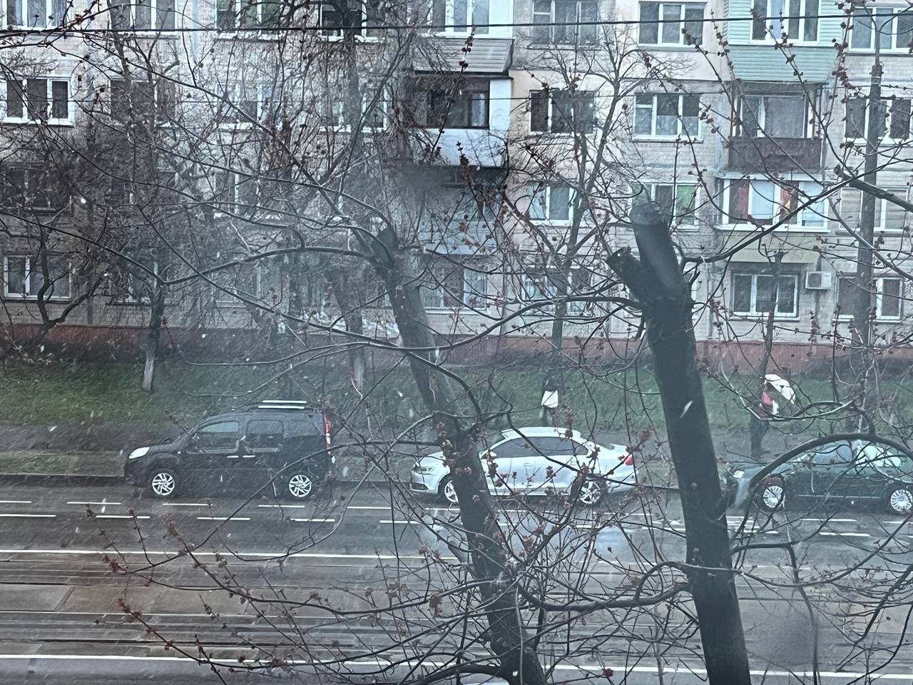 Київ засипає снігом наприкінці березня: відео весняної хурделиці