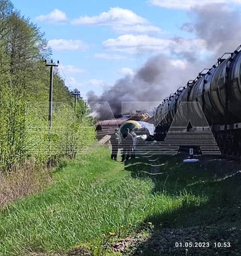 В Брянской области РФ сошел с рельсов поезд с нефтью, произошел пожар, - СМИ