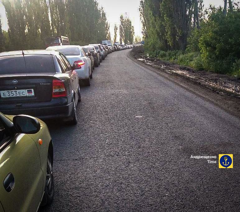 &quot;Паники нет&quot;. На границе Донецкой области с РФ возникла многокилометровая очередь