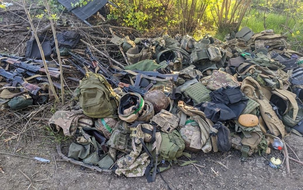 Пройшла крізь метал, але застрягла у буханці: під Бахмутом хлібина врятувала воїна від кулі (фото)