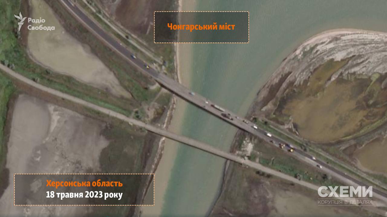 После удара по Чонгарскому мосту оккупанты построили понтонную переправу (спутниковые снимки)