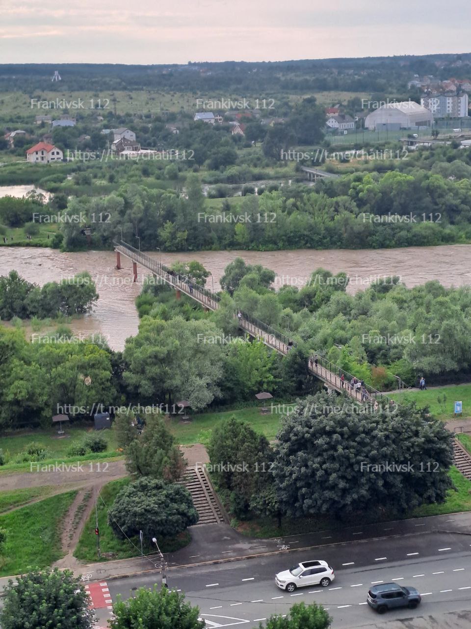 В Івано-Франківську через негоду обвалилася частина пішохідного мосту (фото)