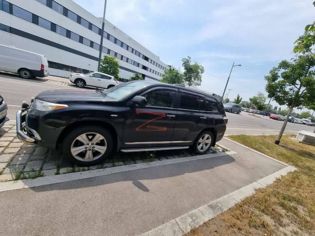 У Відні автомобілі розмальовують символом "Z": псують тільки машини українців