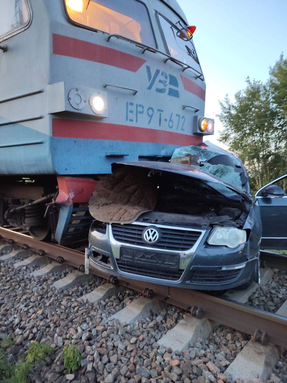 В Черниговской области в среду, 12 июля, легковой автомобиль попал под поезд. В результате погибли люди.