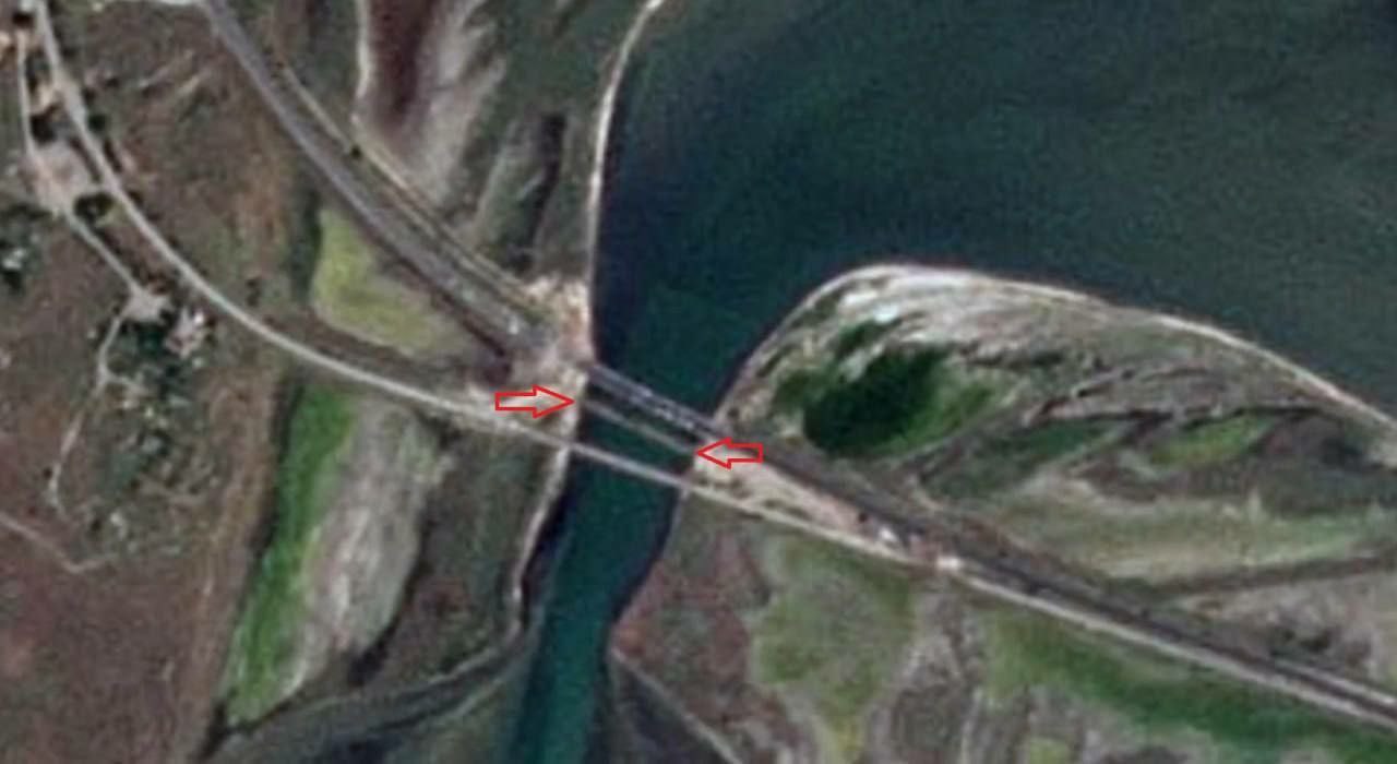 Chonhar Bridge: Russian occupiers built a pontoon between automobile and railroad bridges