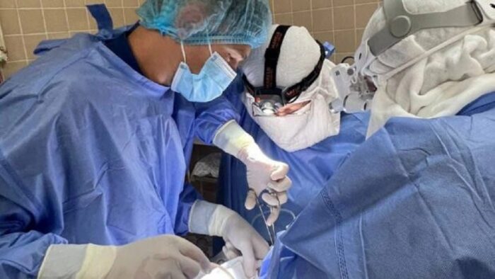 Деревина вже почала гнити: у Рівному чоловік 10 років проходив із скалкою в носі