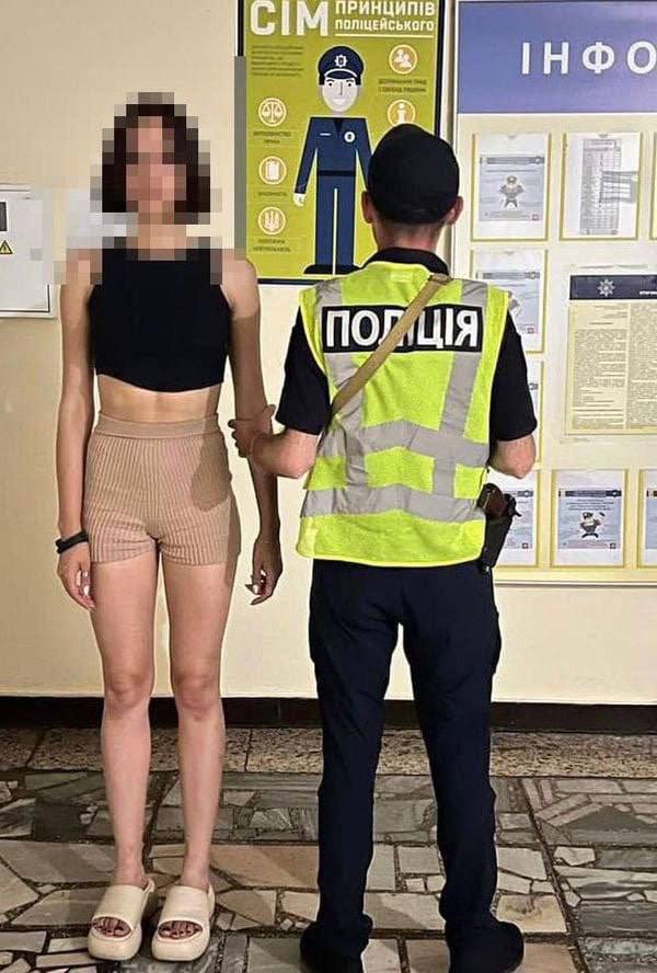 В Киеве две сестры устроили танцы на могиле отца-воина: что им теперь &quot;светит&quot;