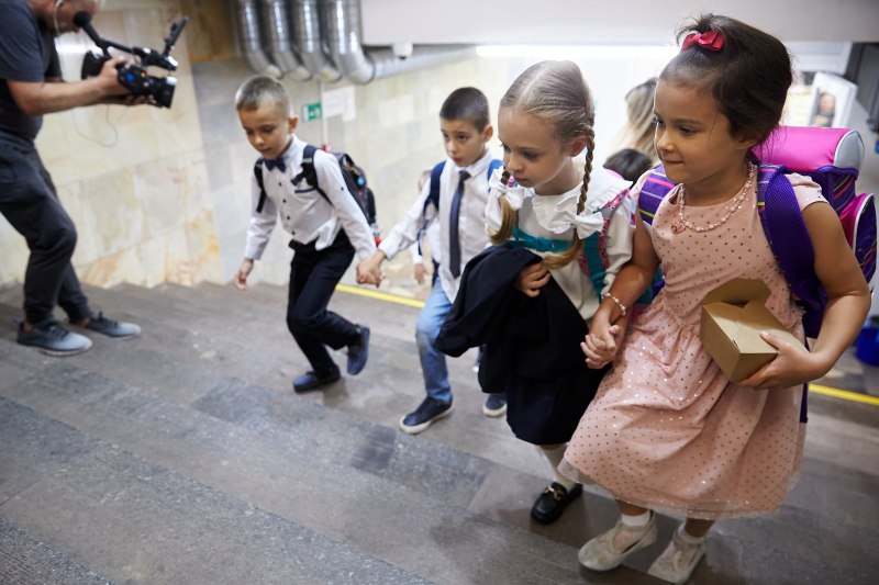 У Харкові діти почали навчатись у метро. Дивіться, як виглядає перша у світі підземна школа