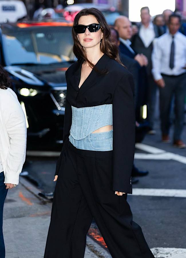 Стильная Энн Хэтэуэй соединила три самых популярных тренда осени в одном образе (фото)