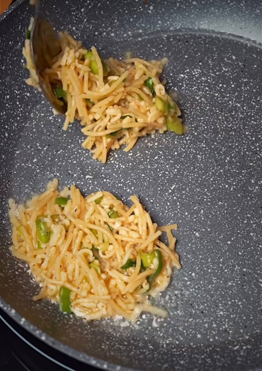 Не выбрасывайте вчерашние макароны: вот как приготовить из них вкусные оладьи