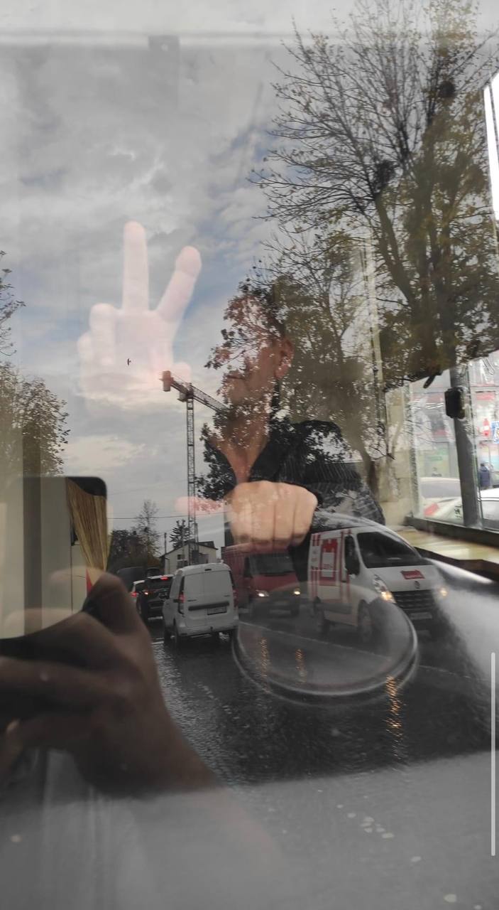 &quot;Я ждать не буду&quot;. Во Львове водитель автобуса отказался везти бойца ВСУ без ноги