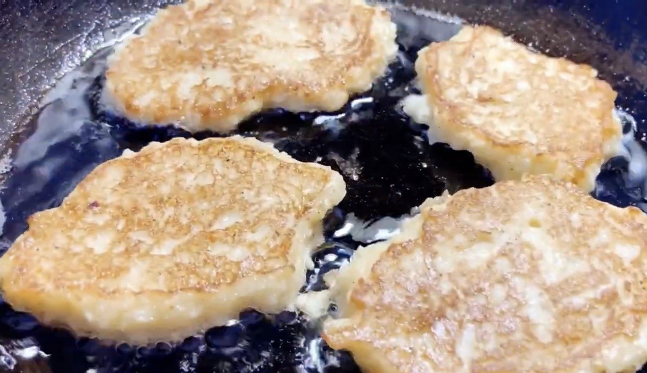 Чудовий варіант для сніданку: як швидко приготувати смачні солодкі деруни