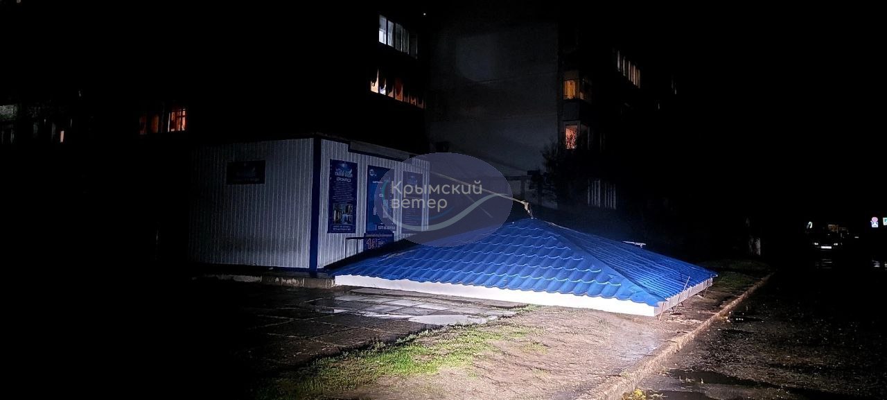 Море виходить із берегів: у Криму вирує &quot;шторм століття&quot;, змиваючи все на своєму шляху (фото, відео)