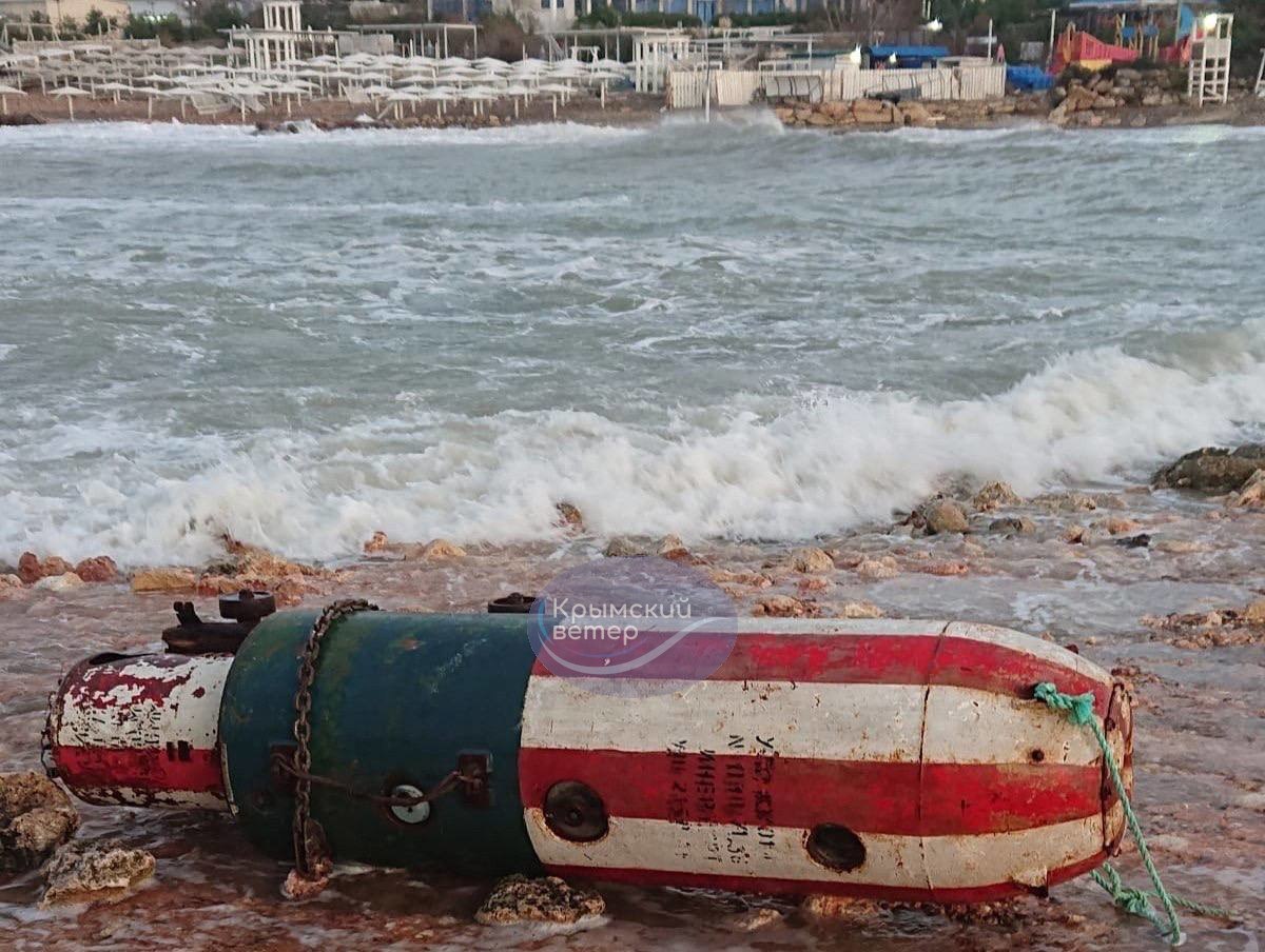 Небывалый масштаб разрушений. Как выглядит Крым после сильнейшего шторма в истории (фото, видео)