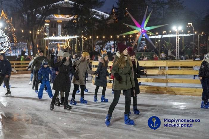 В сети показали новогодние фото Мариуполя до оккупации: &quot;Веселка&quot;, огоньки и радость