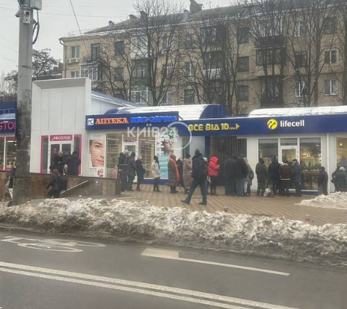 У Києві вишиковуються черги за SIM-картами інших операторів: які зараз ціни (фото)