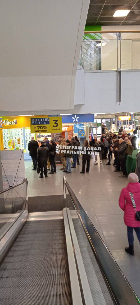 У Києві вишиковуються черги за SIM-картами інших операторів: які зараз ціни (фото)