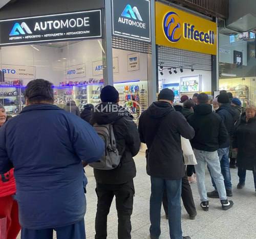У Києві вишиковуються черги за SIM-картами інших операторів: які зараз ціни (фото)
