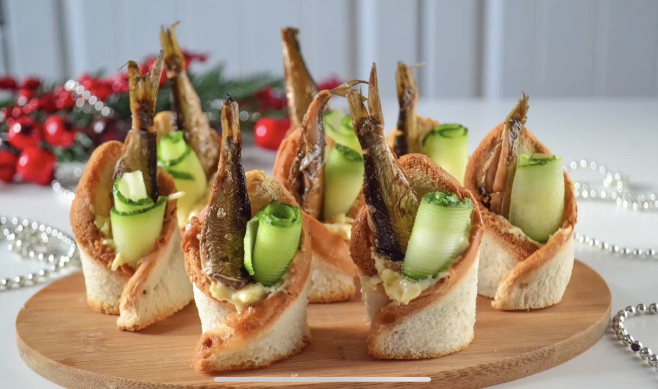 Канапки зі шпротами можна приготувати по-новому: рецепт новорічної закуски