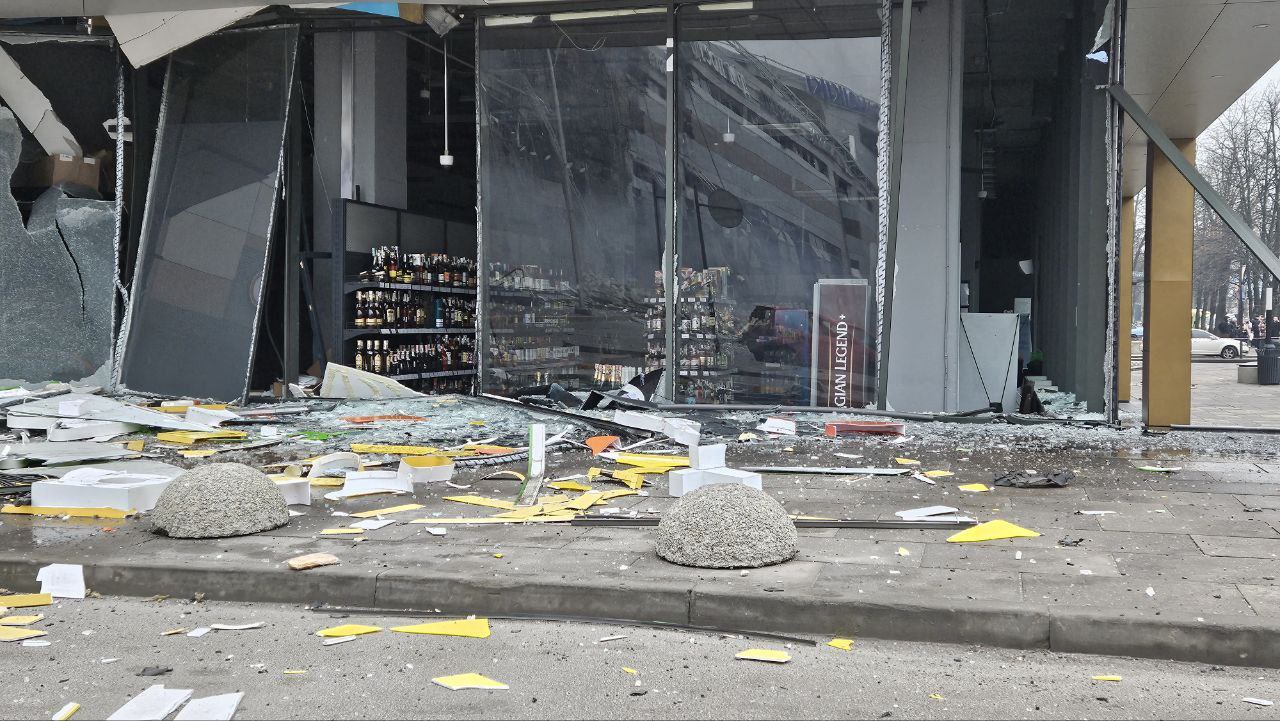 Як вигляд мав ТРЦ у Дніпрі до удару ракети РФ: фото до та після