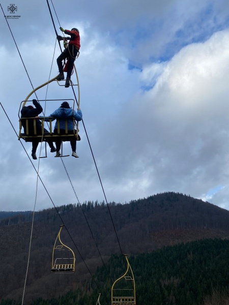 У Закарпатській області зламався підйомник у горах. На ньому застрягли 22 туристи, яких пізніше евакуювали рятувальники.