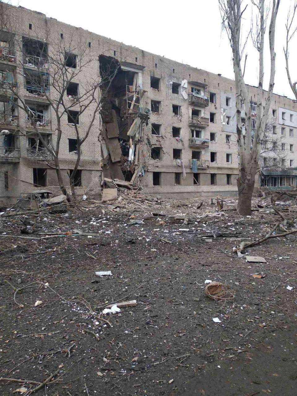 Росіяни бомбами атакували Оріхів: зруйновано цілий під’їзд, є поранена qkxiqdxiqdeihrant