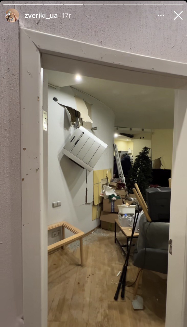 &quot;Скло застрягло в стінах&quot;: мешканка Харкова показала розгромлену квартиру після обстрілу РФ (відео)