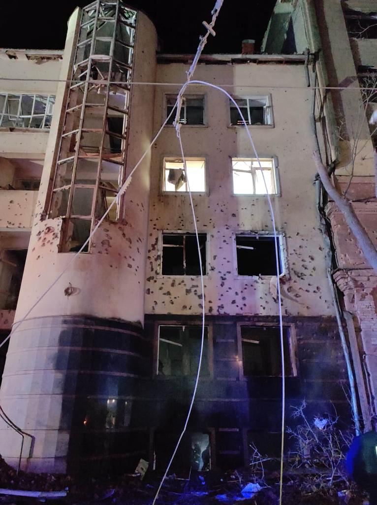 Горели квартиры, машины, больница. Фото и видео последствий ударов по Харькову и Одессе