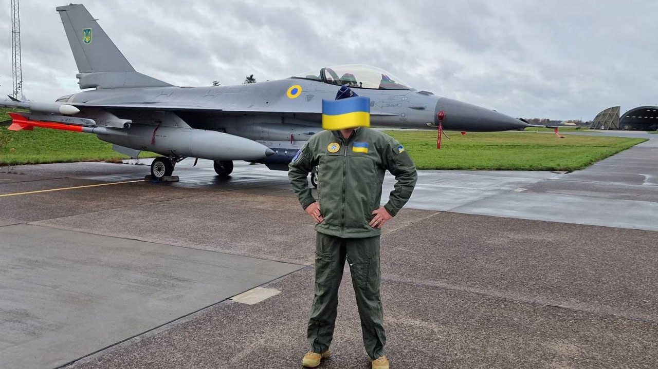 Украинские пилоты продолжают обучение на американских истребителях F-16. В среднем подготовка занимает около шести месяцев.