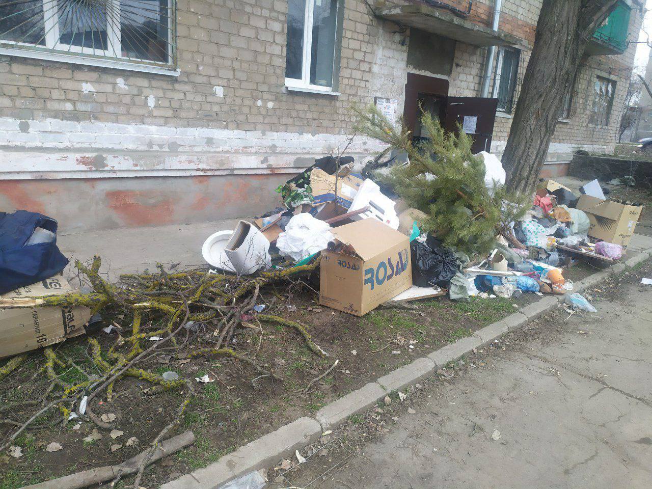 Маріуполь перетворили на смітник. Місцеві скаржаться на збільшення стихійних звалищ (фото)