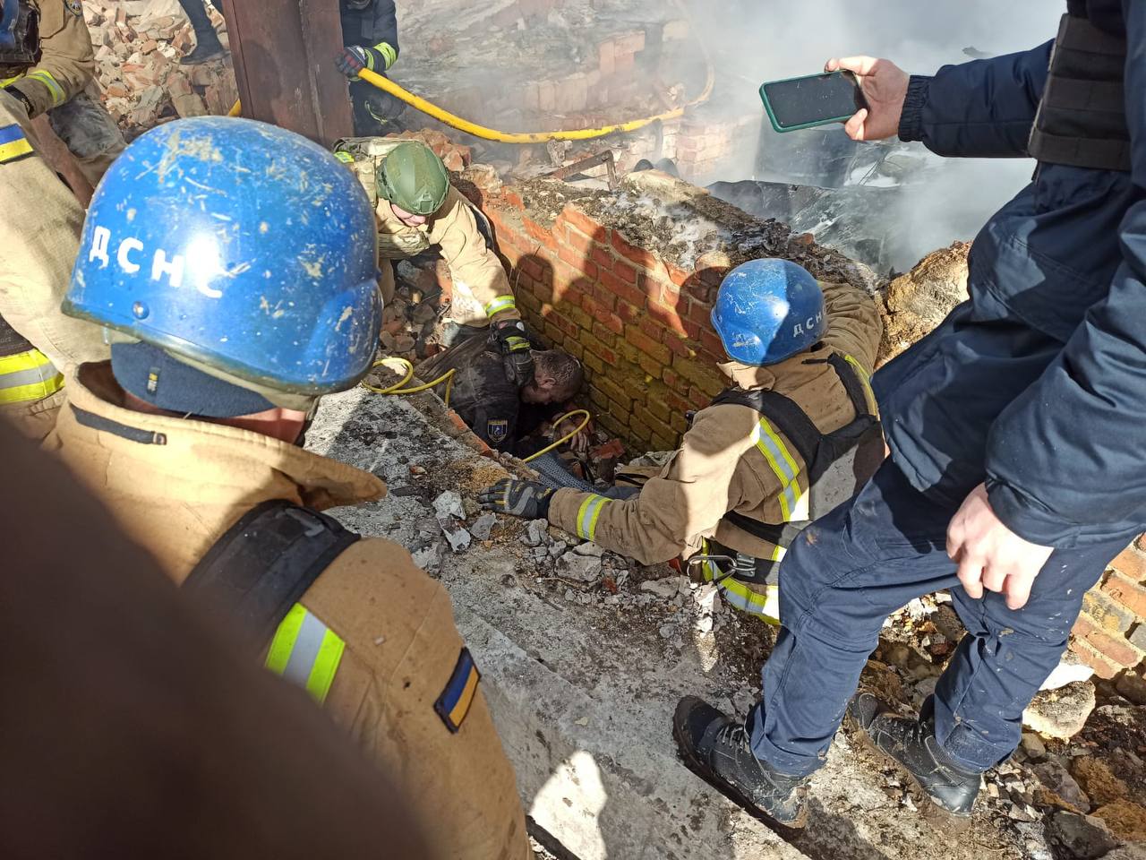 В Сумской области погибли двое полицейских в результате повторного удара РФ по ферме