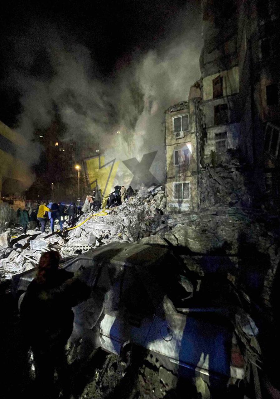 Удар дронів по багатоповерхівці Одеси: є жертва, рятувальники розбирають завали xdideeieuidqrant