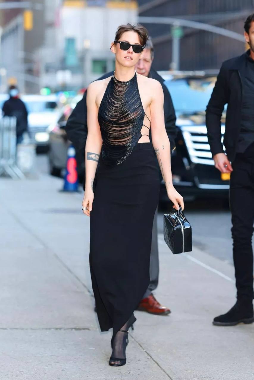 Крістен Стюарт показала оригінальний образ з відкритою спиною (фото)