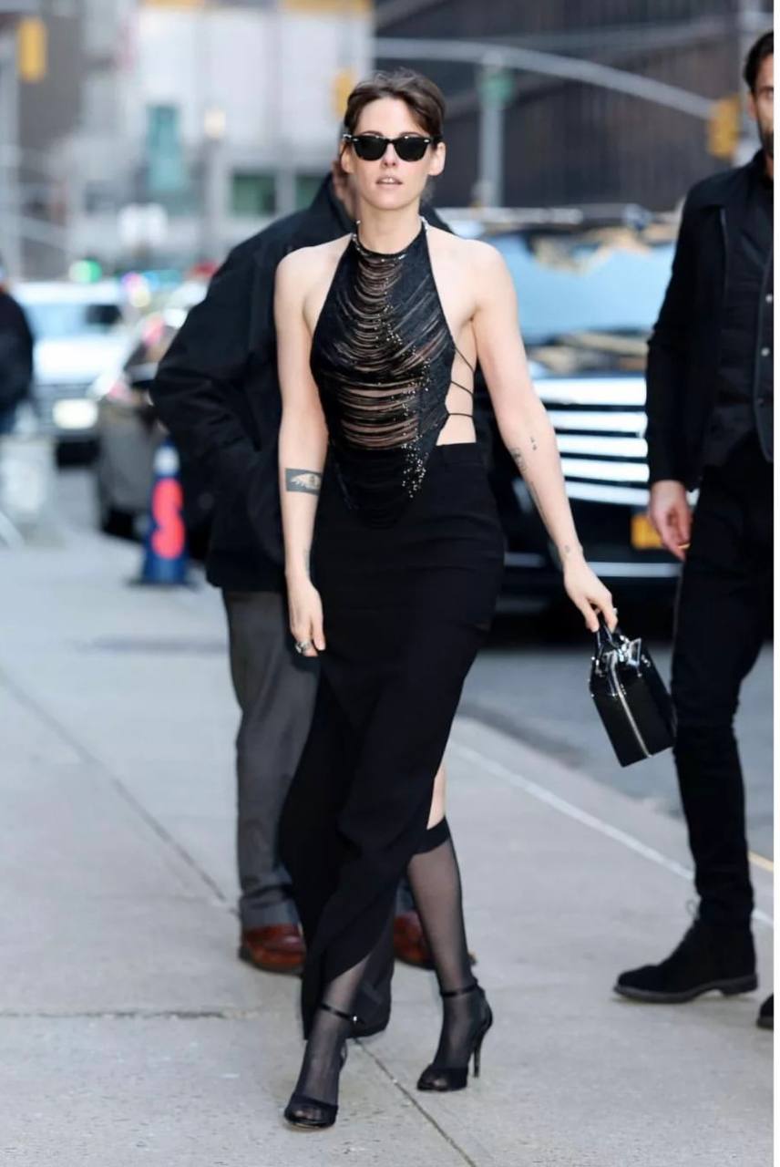 Крістен Стюарт показала оригінальний образ з відкритою спиною (фото)