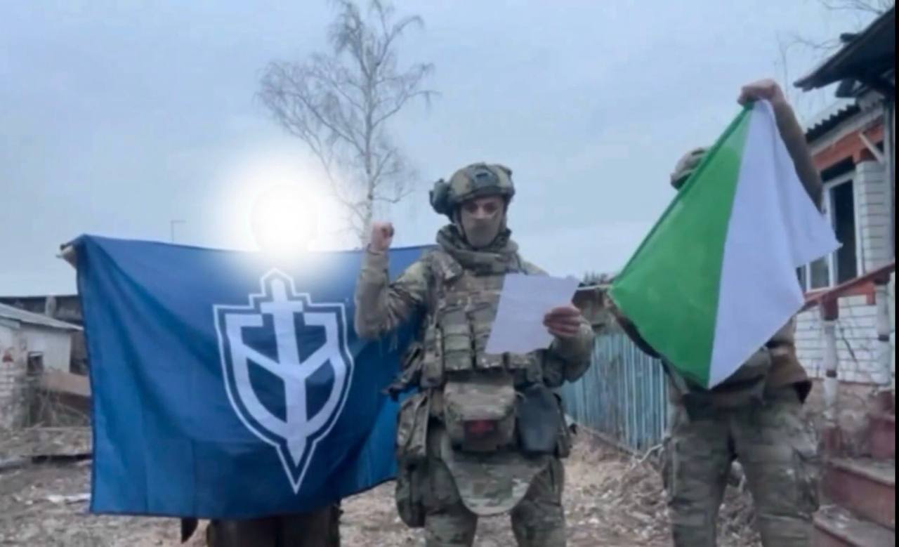 Российские добровольцы подняли свои флаги в Козинке в Белгородской области 8