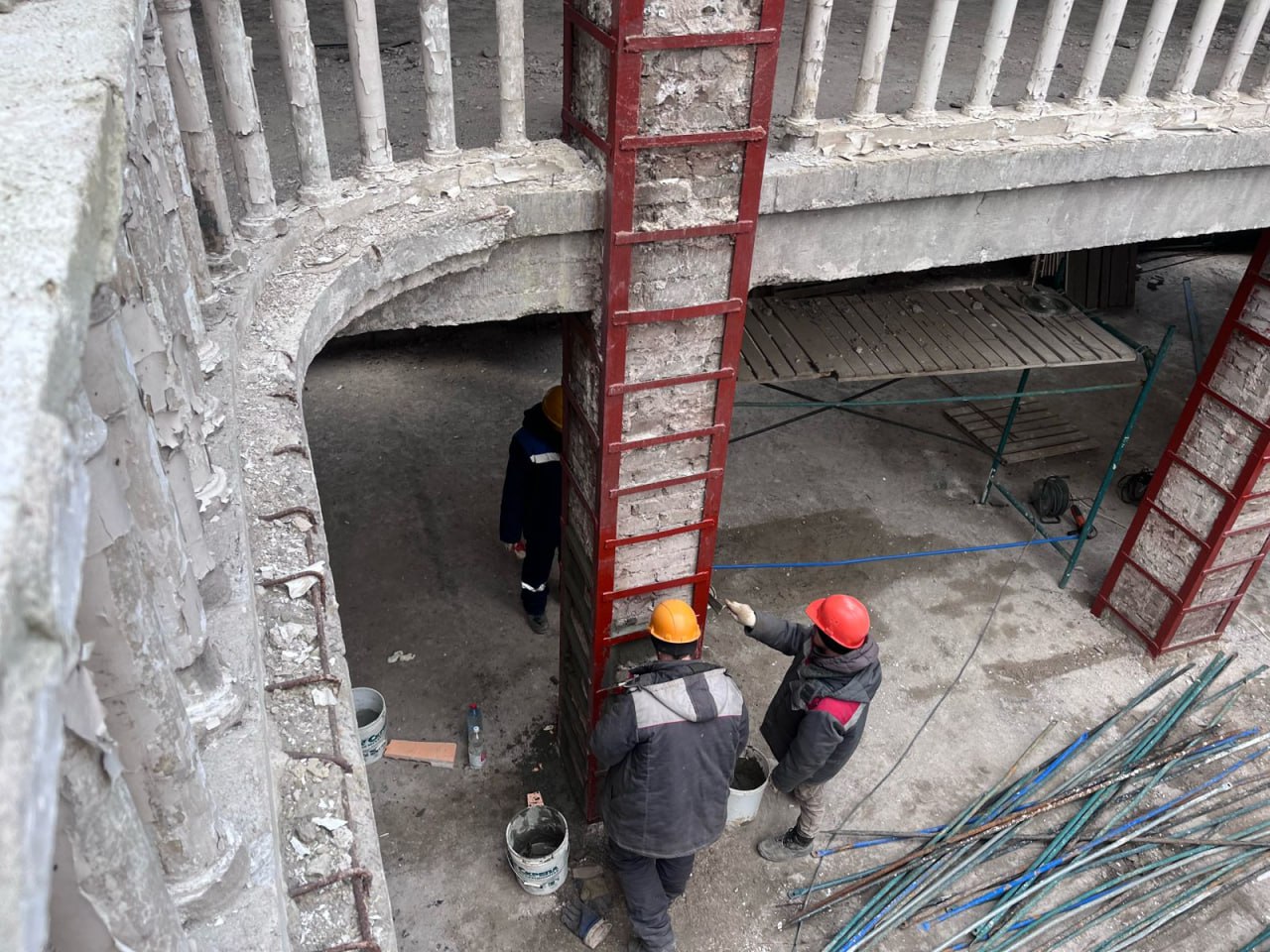 Вершина цинізму. Дивіться, що окупанти зараз роблять із драмтеатром у Маріуполі