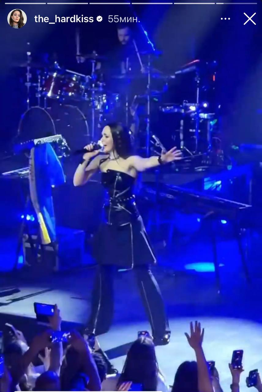 Юлия Санина зажгла на сцене с мужем в образе готической куклы (видео)