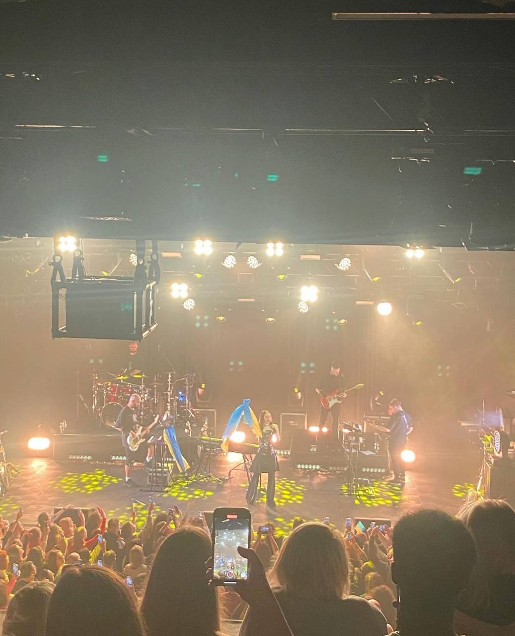 Юлия Санина зажгла на сцене с мужем в образе готической куклы (видео)