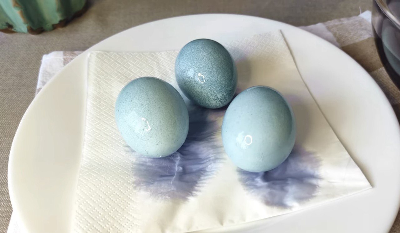 Готуємось до Великодня: як пофарбувати яйця натуральними барвниками (відео)
